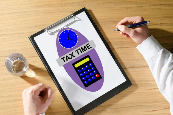 Έννοια της φορολογικής ώρας σε γραφείο — Φωτογραφία Αρχείου