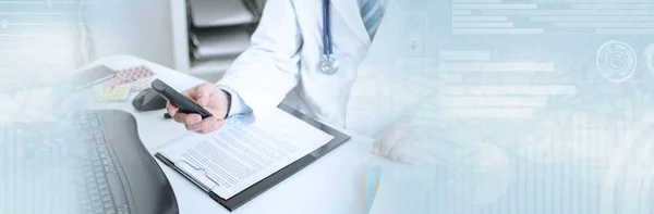 Médico segurando um telefone; bandeira panorâmica — Fotografia de Stock