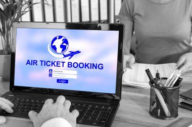Bir dizüstü bilgisayarda uçak bileti rezervasyonu