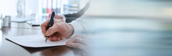 Businessman taking notes; panoramic banner — Stock Photo, Image