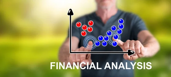 Finansal analiz kavramı dokunmadan adam — Stok fotoğraf