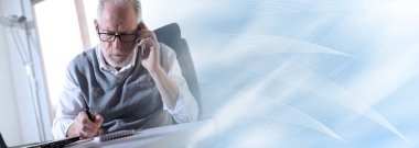 Cep telefonuyla konuşan kıdemli işadamının portresi; panorami