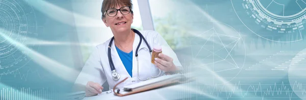 Médico femenino sosteniendo una botella de píldoras; bandera panorámica —  Fotos de Stock