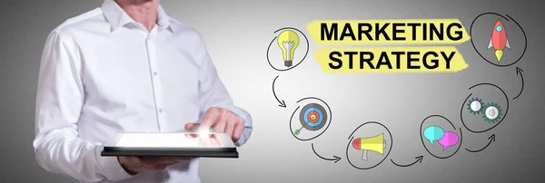 Pojęcie strategii marketingu z człowiekiem przy użyciu tabletu — Zdjęcie stockowe