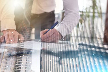 Bir belgeyi imzalayan işadamı; çoklu pozlama