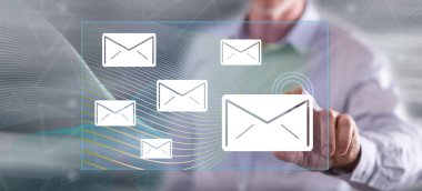 Mesaj konseptine dokunan adam