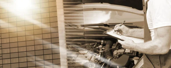 Araba tamircisi bir araba motorunu kontrol ediyor; çoklu maruz kalma — Stok fotoğraf