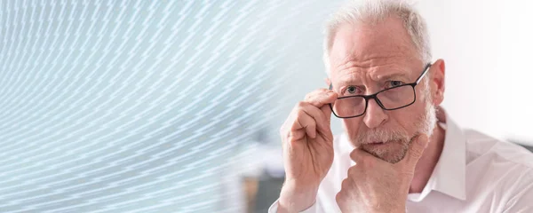 Pensativo hombre de negocios senior; bandera panorámica — Foto de Stock