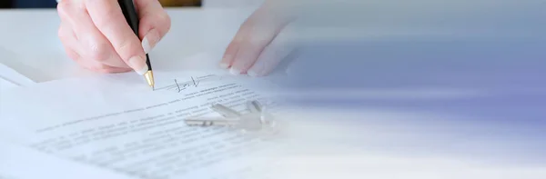 Unterzeichnung eines Immobilienvertrages durch den Kunden; Panorama-Banner — Stockfoto