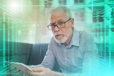 Tablet kullanan yaşlı bir adamın portresi; çoklu pozlama