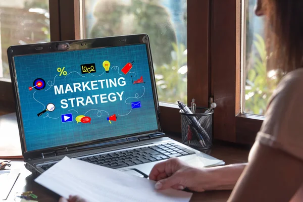 Concepto de estrategia de marketing en una pantalla portátil — Foto de Stock