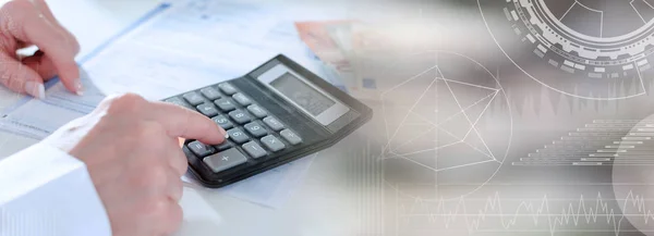 Femme comptable avec calculatrice ; bannière panoramique — Photo