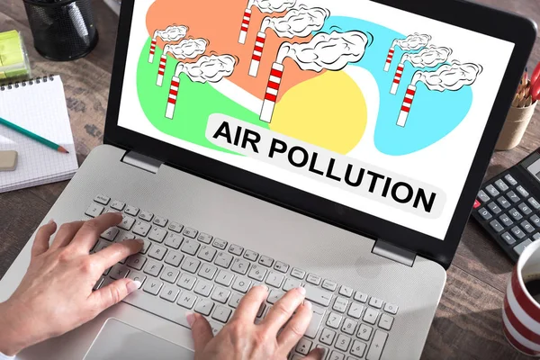 ラップトップ画面上の大気汚染の概念 — ストック写真