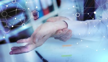 Bilek ağrısı çeken işadamı; ışık efekti