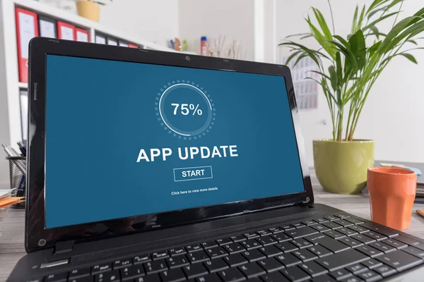 Aplikace aktualizace koncepce na notebooku — Stock fotografie