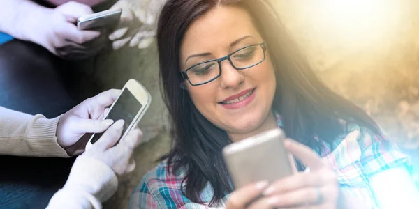 Porträt einer schönen jungen Frau mit Telefon, Lichteffekt; mul — Stockfoto