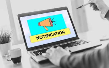 Bir dizüstü bilgisayar ekranında bildirim kavramı