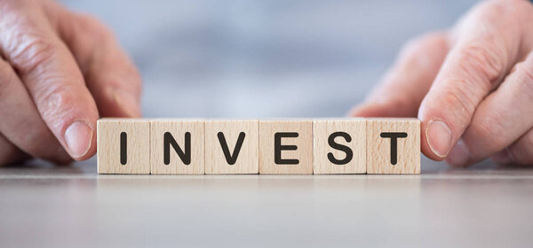 Слово инвестировать в кубики
