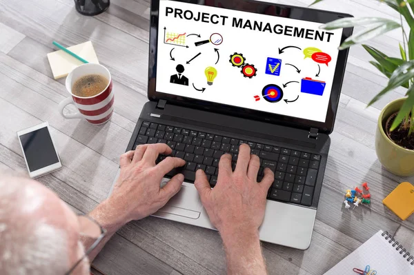 Concetto di gestione del progetto su uno schermo portatile — Foto Stock