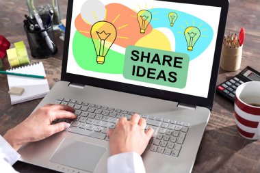 Fikirler konsept dizüstü bilgisayar ekranında paylaşmak