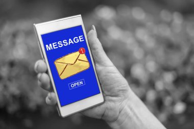 Bir smartphone cep telefonu ile mesaj kavramı