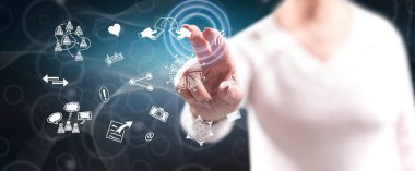 Kadın paylaşım simgelerine dokunuyor