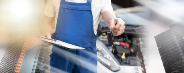 Mecânico entregando chaves do carro após a verificação do motor do carro; múltiplo — Fotografia de Stock