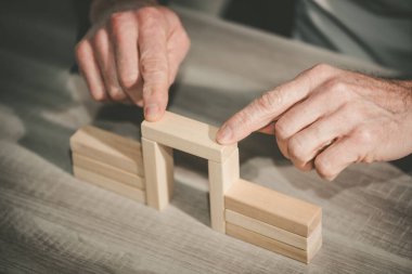 Erkek el yapımı ahşap bloklu bir köprü; ortaklık kavramı