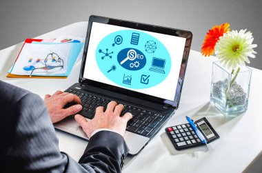 Bir dizüstü bilgisayarda yazan adam bir seo konseptini gösteriyor