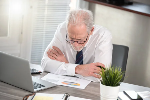 Senior Geschäftsmann Analysiert Marketing Daten — Stockfoto