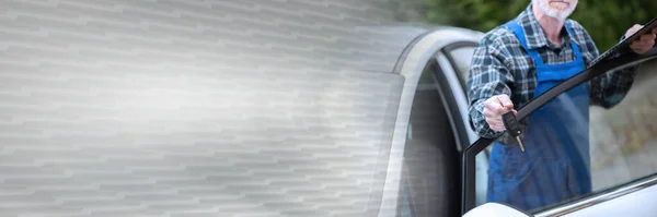 Автомеханик Доставляет Ключи Машины После Проверки Двигателя Автомобиля Панорамный Баннер — стоковое фото