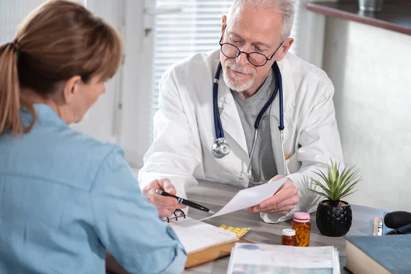 Médico Senior Dando Prescripción Paciente Femenino Consultorio Médico — Foto de Stock