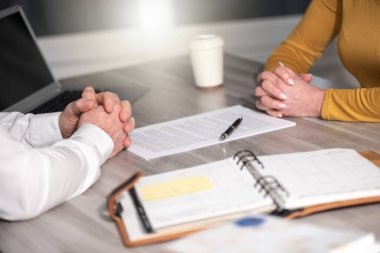 İş kadını ve işadamı arasındaki iş görüşmelerinin durumu