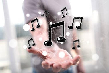 Çevrimiçi müzik kavramı arka plandaki adamın elinin üstünde.