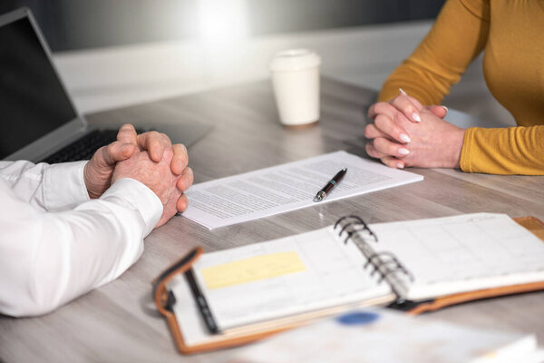 Состояние деловых переговоров между предпринимательницей и бизнесменом