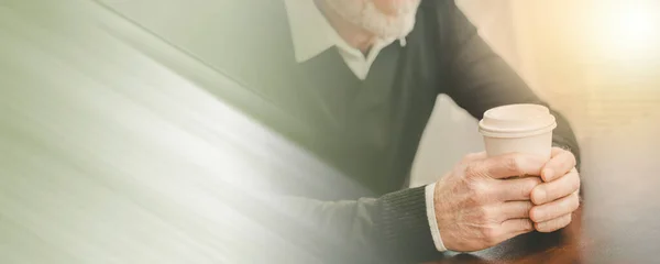 Man Met Koffiepauze Thuis Panoramische Banner — Stockfoto