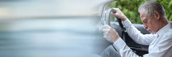 Hombre Mayor Cansado Que Queda Dormido Detrás Del Volante Del — Foto de Stock