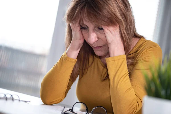 Uitgeputte Zakenvrouw Functie Met Handen Het Voorhoofd — Stockfoto