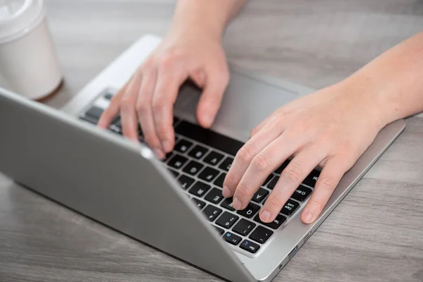 ノートパソコンのキーボードで入力する女性の手 — ストック写真
