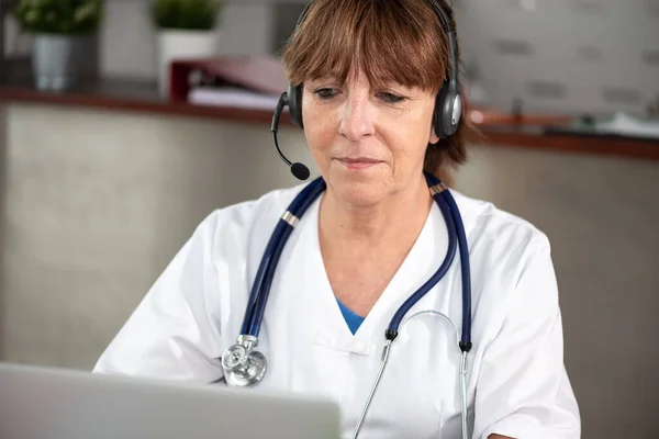 Porträt Einer Reifen Ärztin Während Einer Medizinischen Online Beratung — Stockfoto