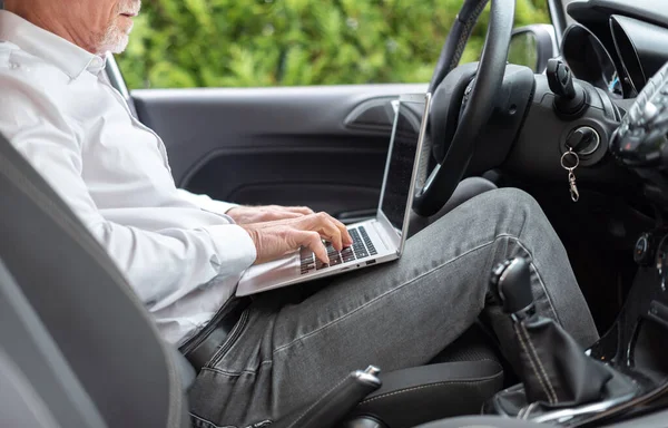 Επιχειρηματίας Κάθεται Στο Αυτοκίνητο Και Χρησιμοποιεί Laptop Του — Φωτογραφία Αρχείου