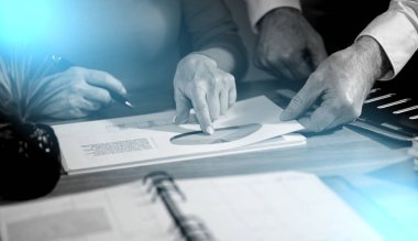 Ofiste mali istatistikler üzerinde çalışan iş arkadaşları; hafif etki