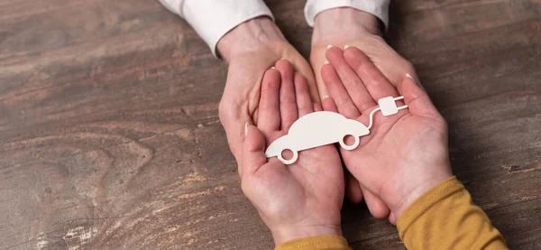 Händerna Håller Ett Papper Elbil Begreppet Miljövänliga Bil — Stockfoto
