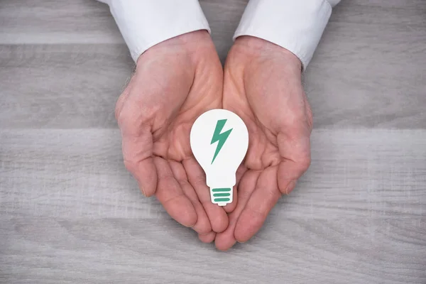 Руки Держат Бумажную Лампочку Концепция Чистой Энергии — стоковое фото