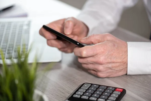 Man Som Håller Och Använder Sin Mobiltelefon — Stockfoto