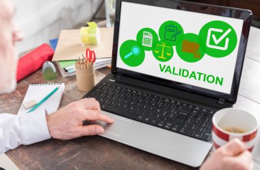 Bir dizüstü bilgisayarda gösterilen doğrulama kavramı