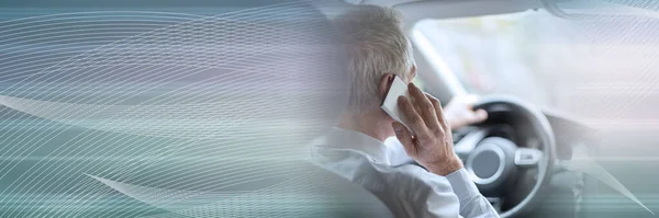 Hombre Telefoneando Mientras Conduce Bandera Panorámica — Foto de Stock