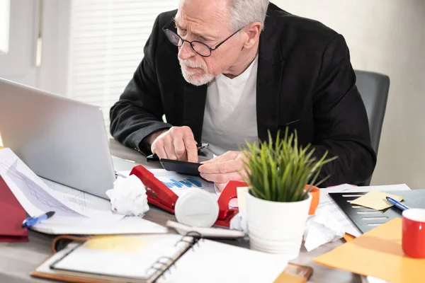 Geschäftsmann Arbeitet Auf Einem Unübersichtlichen Und Chaotischen Schreibtisch — Stockfoto