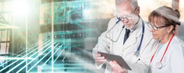 İki yetişkin doktor tabletin tıbbi raporunu tartışıyor; çoklu maruz kalma