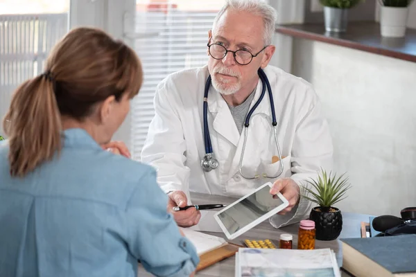 Médico Senior Que Muestra Informes Sobre Tabletas Digitales Paciente Femenino — Foto de Stock